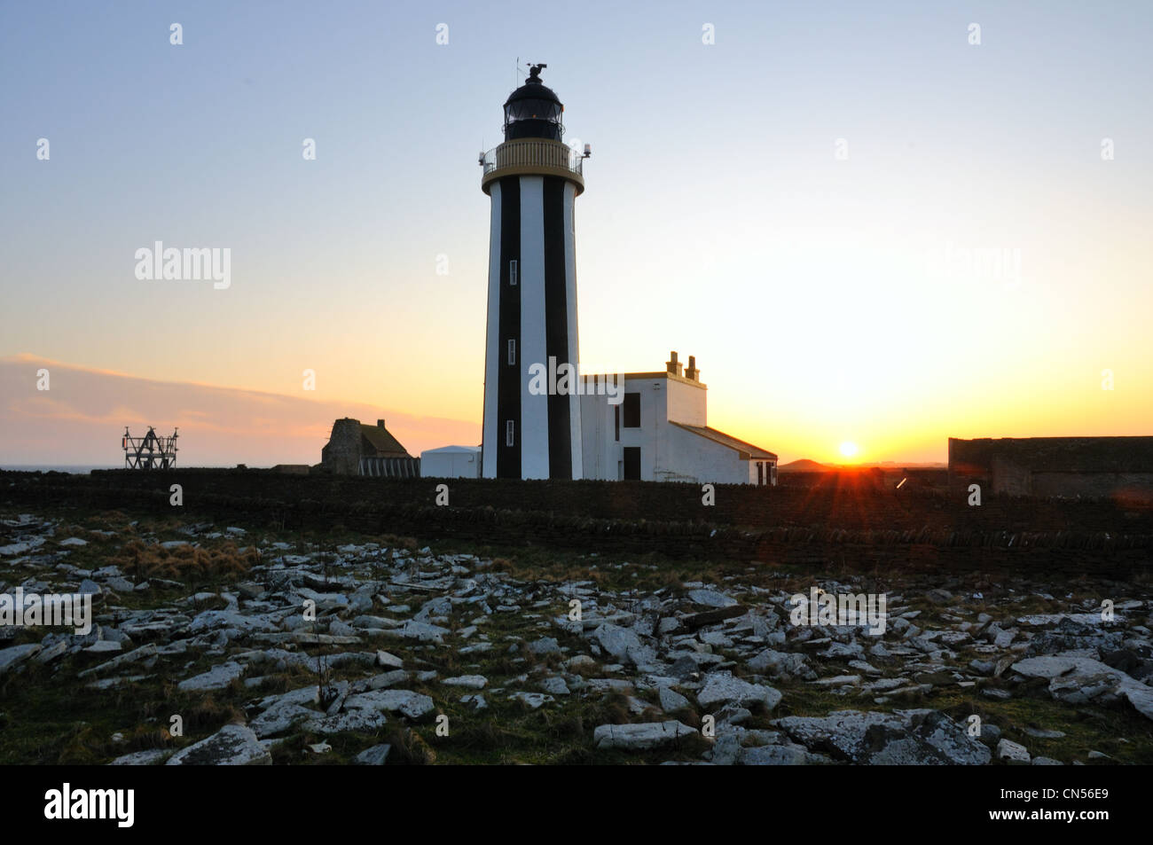 Start Point Leuchtturm bei Sonnenuntergang, Sanday, Orkney Stockfoto