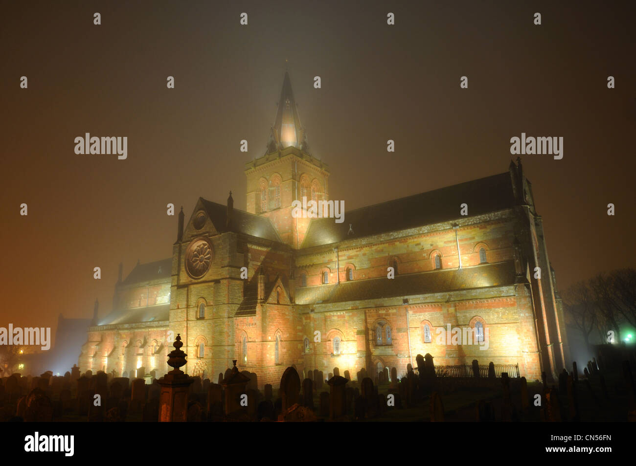St Magnus Cathedral im Nebel, Kirkwall, Orkney Stockfoto