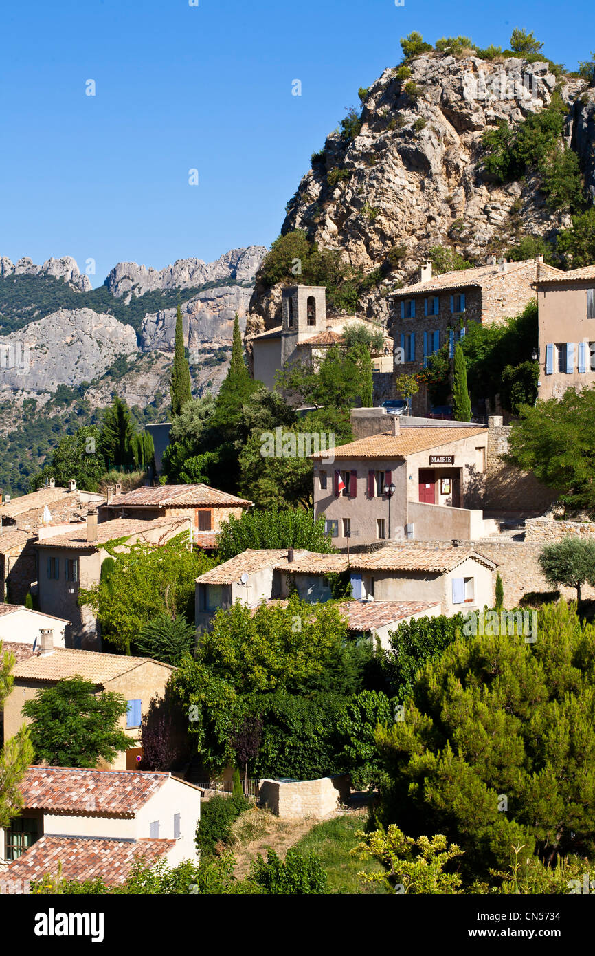 Frankreich, Vaucluse, La Roque-Alric und die Dentelles de Montmirail im Hintergrund Stockfoto