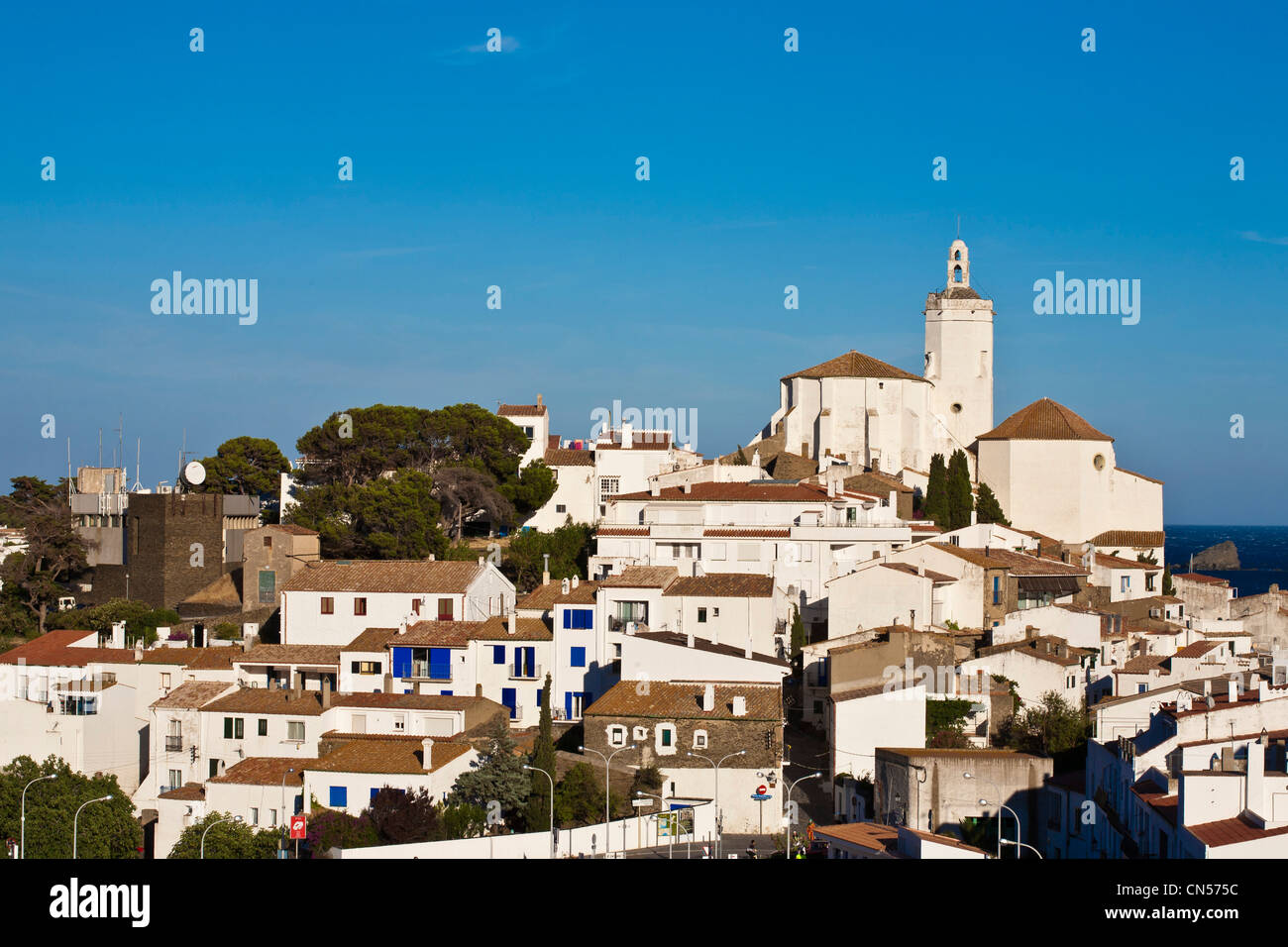 Gerona, Costa Brava, Cataluna, Spanien, Cadaqués, die Kirche Santa Maria über das Dorf und das Mittelmeer Stockfoto