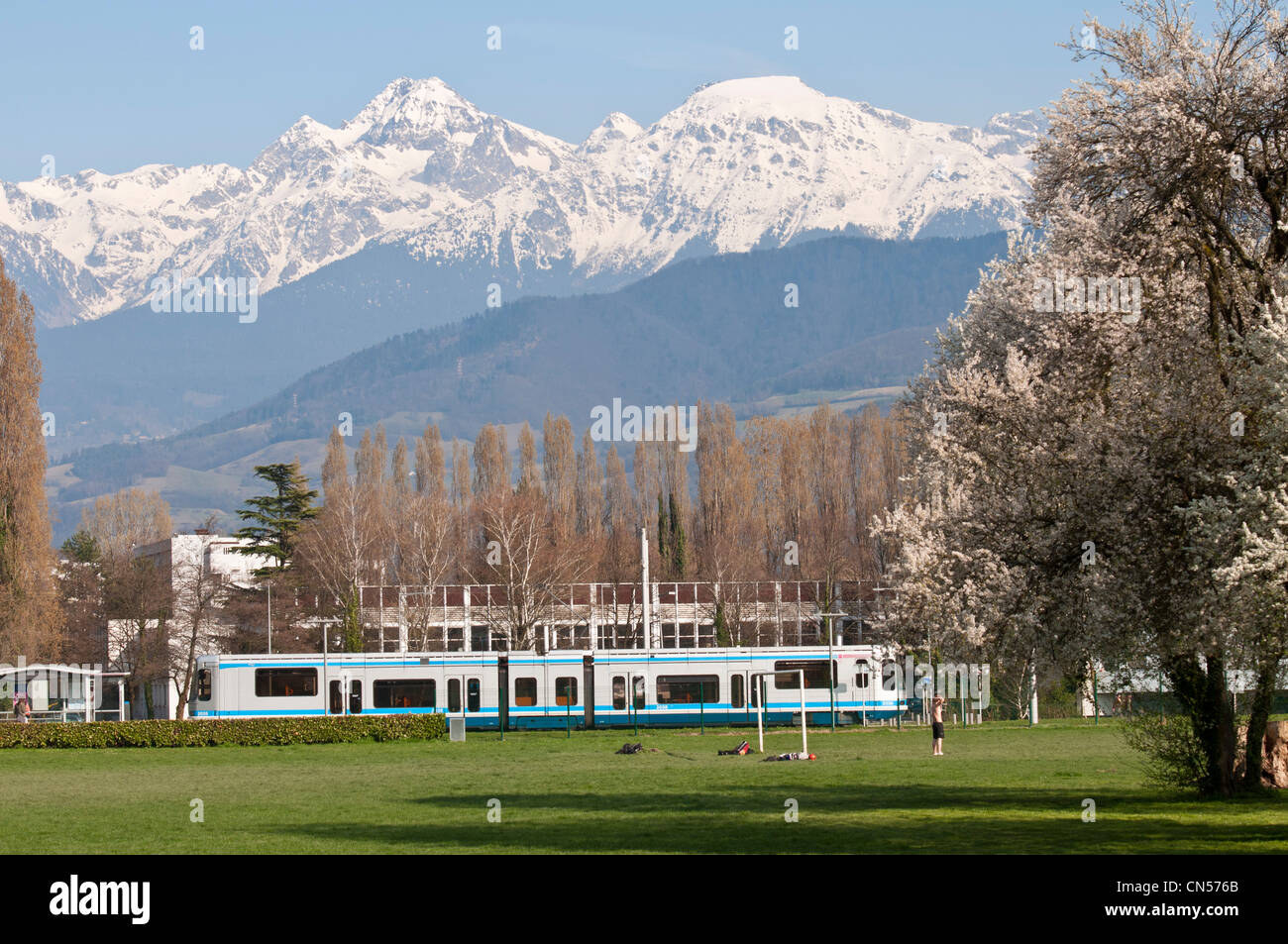 Frankreich, Isere, St. Martin d'Heres, der Campus, der Straßenbahn-Linie C und die Reihe des Belledonne im Hintergrund Stockfoto