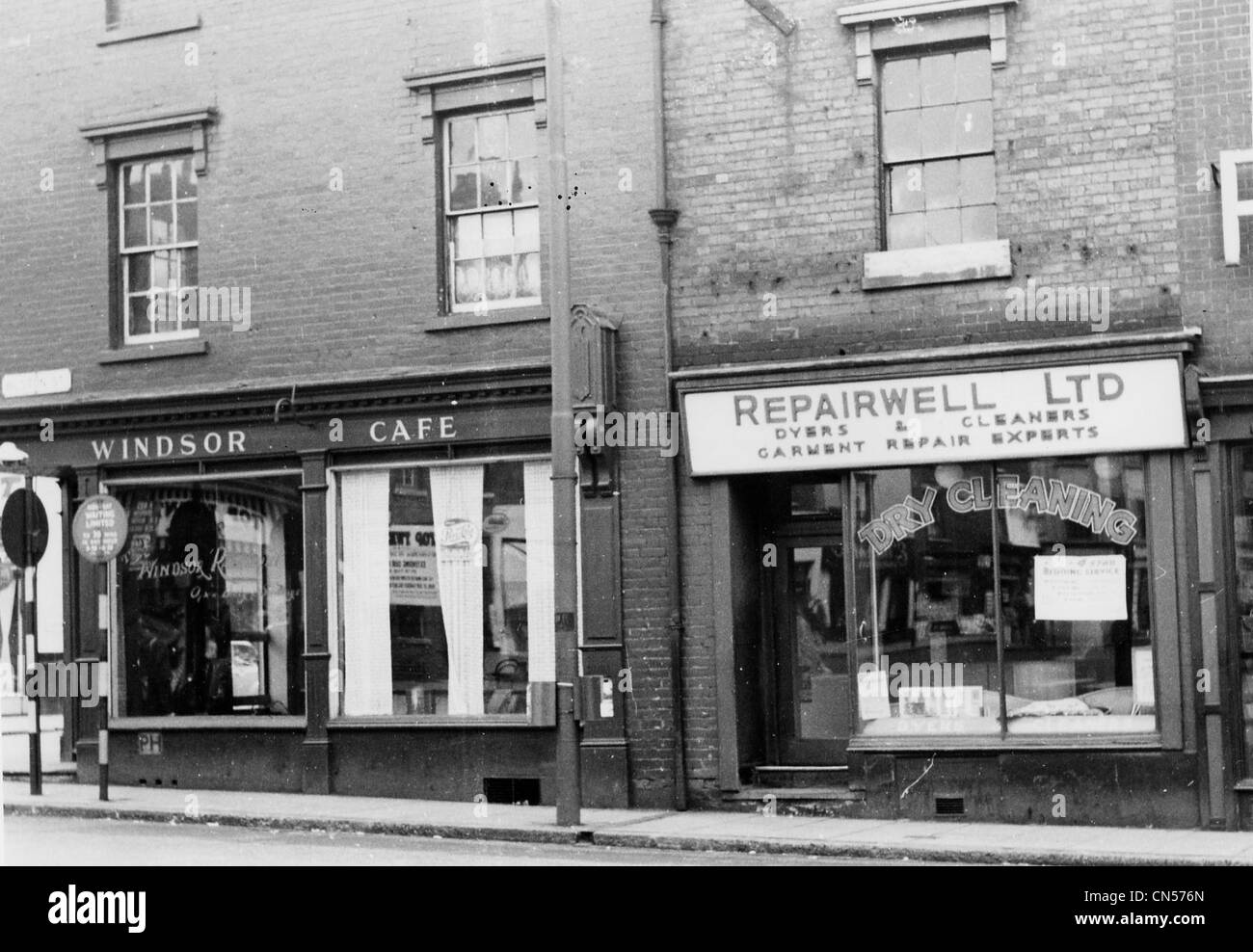 Shop-Fassaden, Bilston Street, Wolverhampton, Mitte des 20. Jahrhunderts. Stockfoto