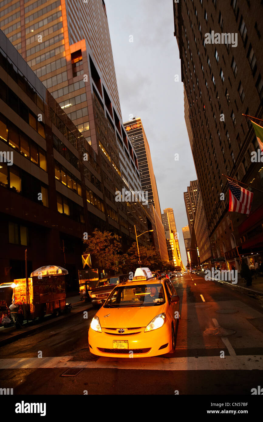 Vereinigte Staaten, New York, Manhattan, Taxi an der Ecke der 7th Avenue Stockfoto