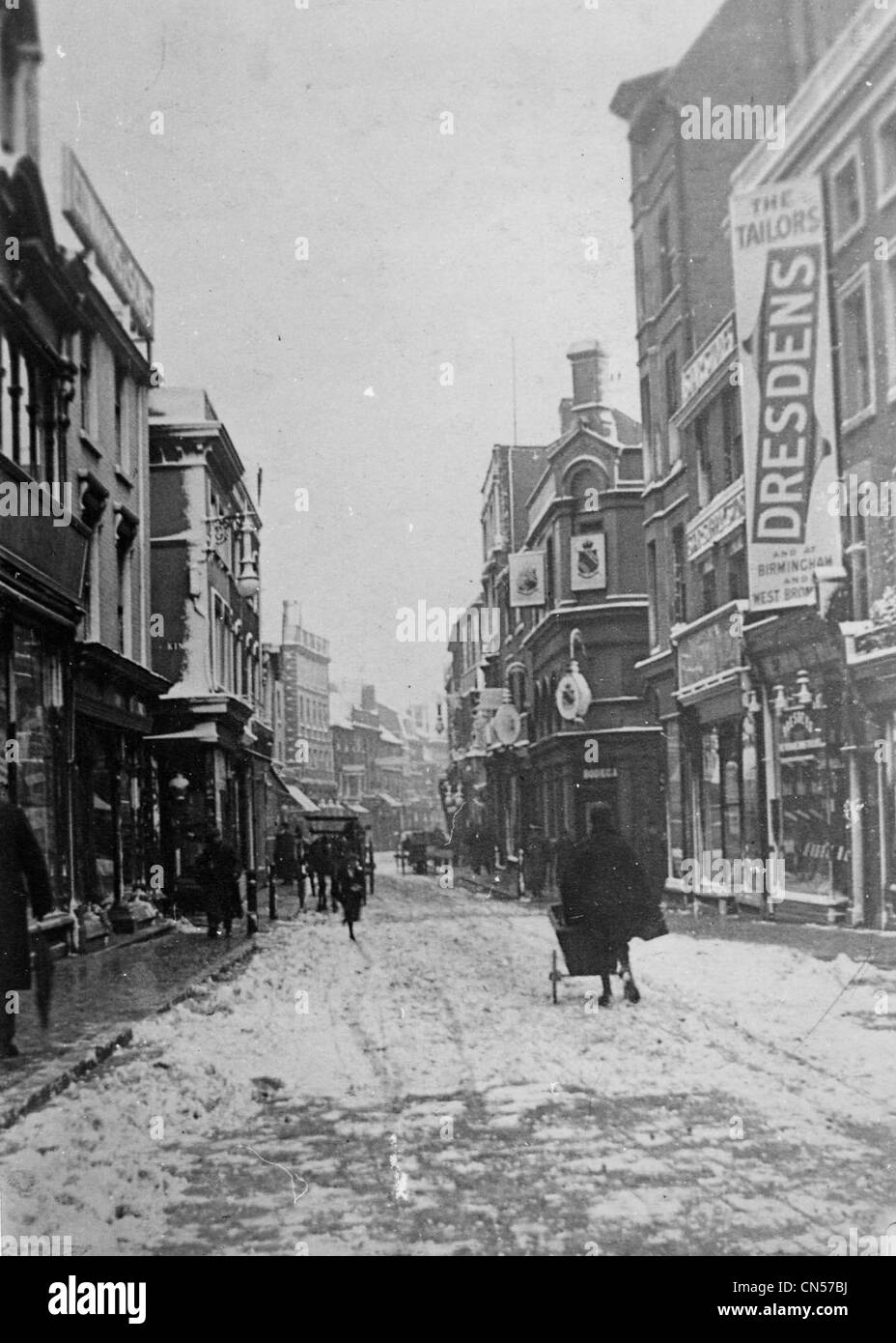 Winter-Straßenszene: Einkaufen in der Innenstadt: Dudley Street, Wolverhampton, Anfang des 20. Jahrhunderts Stockfoto