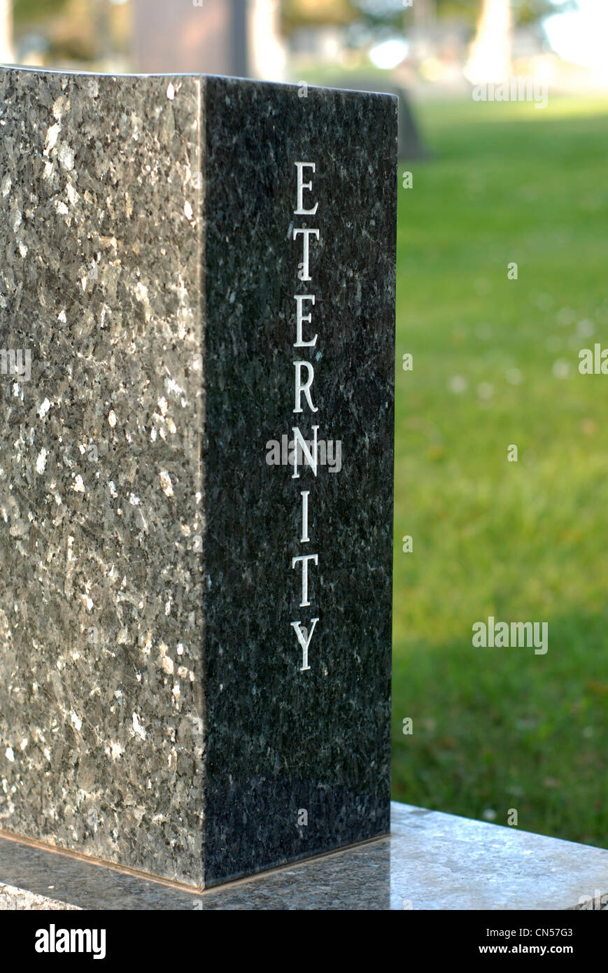 Mit dem Wort "Ewigkeit" Marmor Grabstein eingraviert. Stockfoto