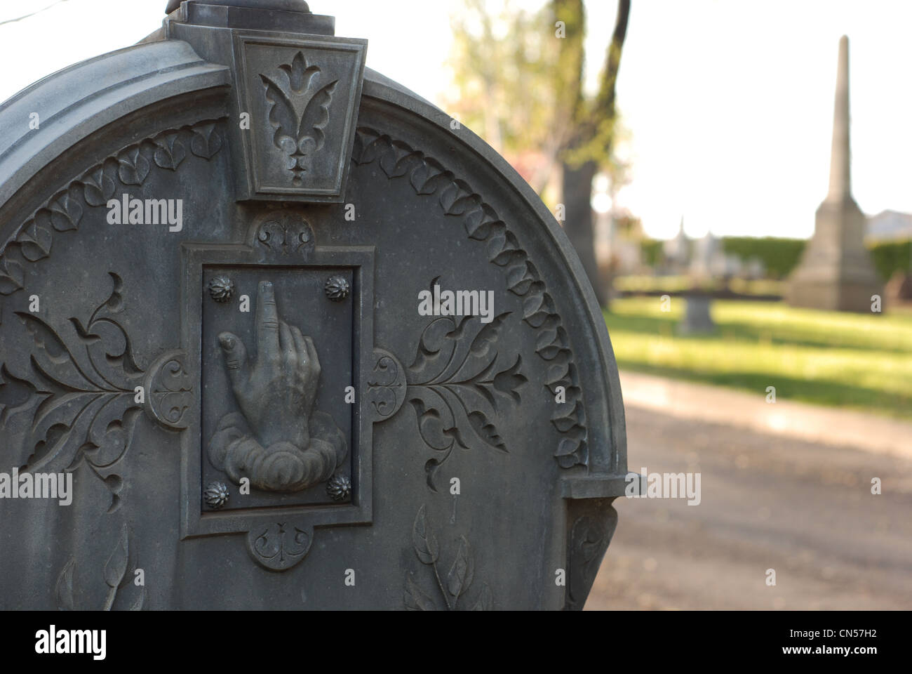 Geschnitzt, reich verzierte Grabstein auf einem Friedhof. Stockfoto