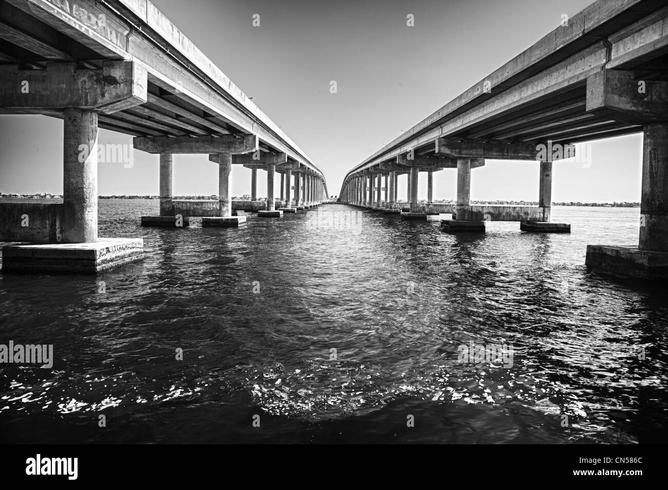 Schwarz / weiß parallele Brücken. Stockfoto
