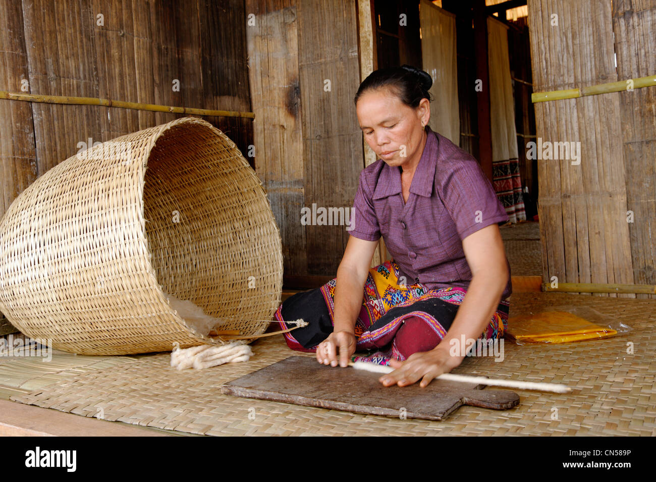 Laos, Sainyabuli Provinz, Hongsa, Frauen Vorbereitung auf Knäuel Baumwolle für den Webstuhl Stockfoto