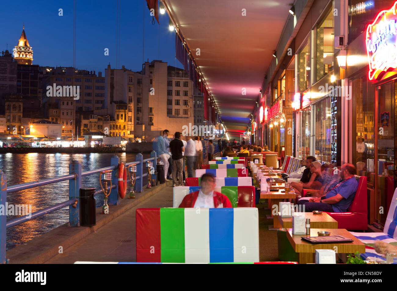 Türkei, Istanbul, Eminönü Bezirk Bar unter der Galata Brücke über die Meerenge des Goldenen Horns, Galata-Turm in der Stockfoto