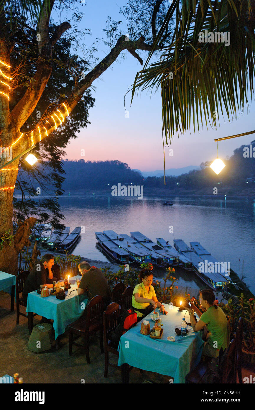 Laos, Luang Prabang Provinz Luang Prabang City, Restaurant mit Blick auf den Mekong-Fluss Stockfoto