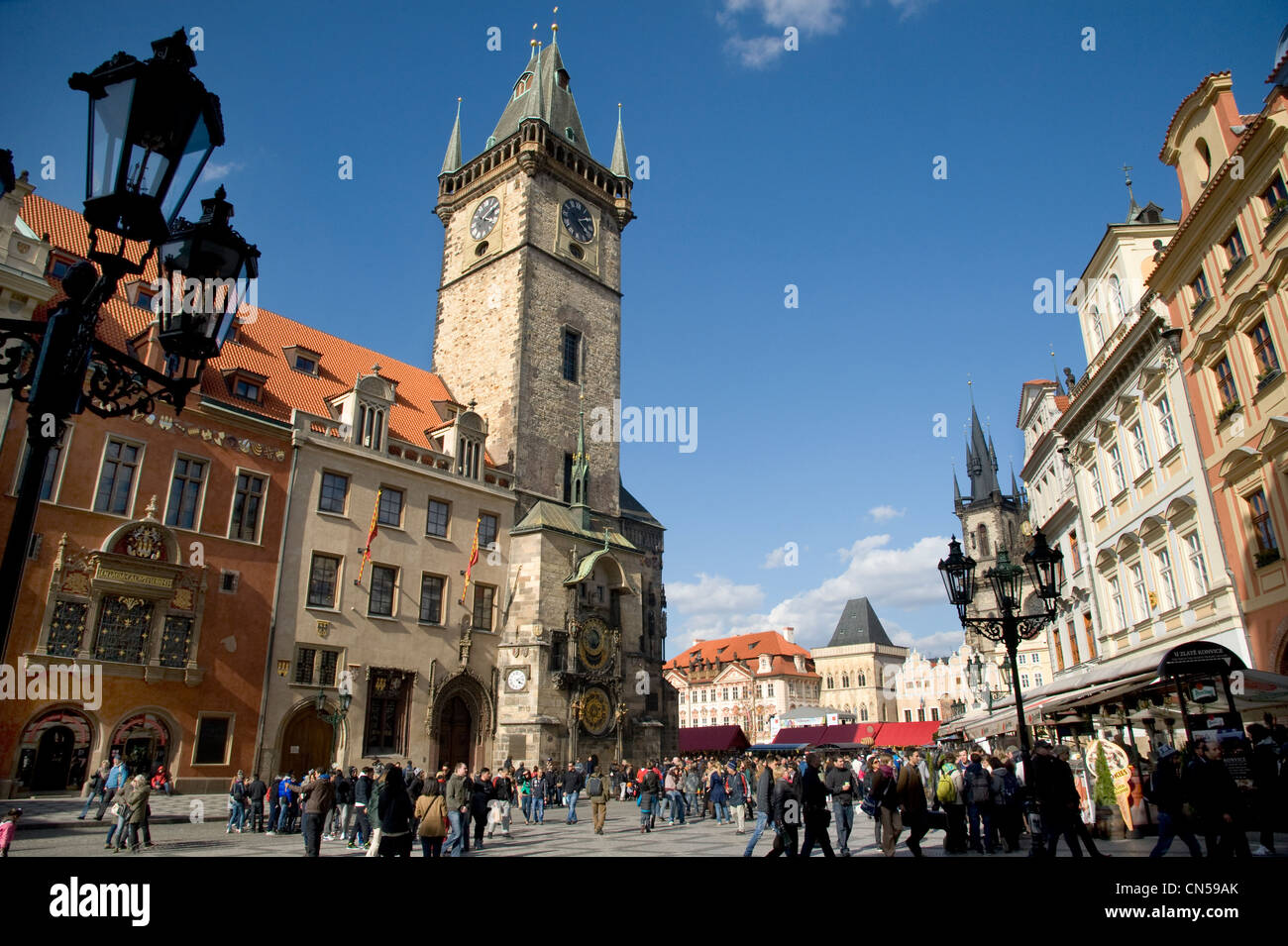 Prag. Tschechische Republik. April 2012. Das geschäftige Zentrum von Prag, Touristen drängen sich dem historischen Ring an einem sonnigen Frühlingstag. Stockfoto