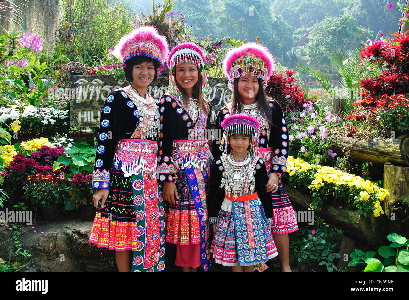 Akha Hill Tribe Gruppe in traditioneller Kleidung im Dorfmuseum und ...