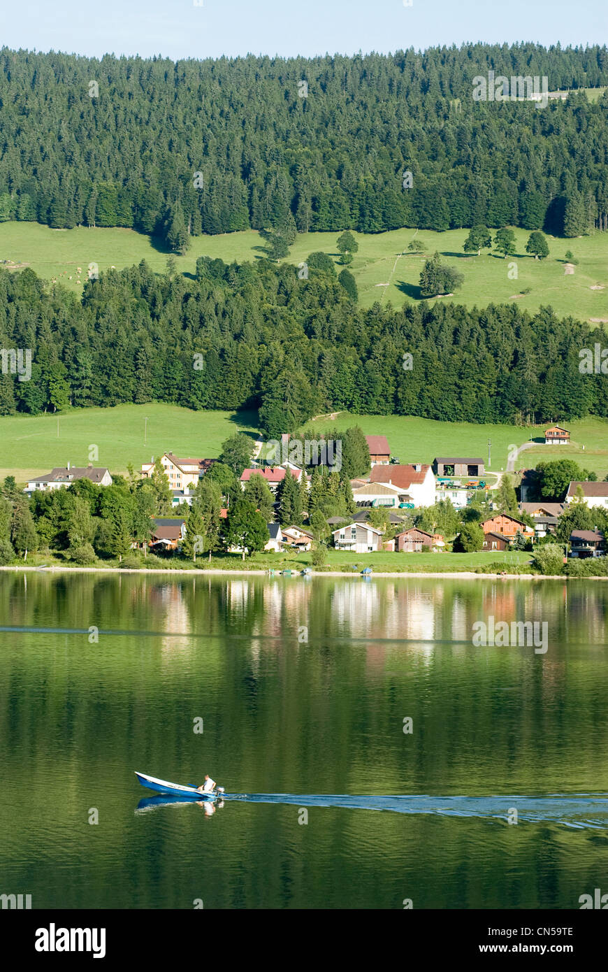 Schweiz, Kanton Waadt, Le Sentier, Motorboot am See Joux Stockfoto