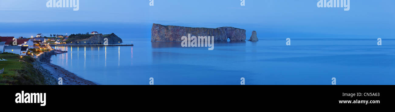 Kanada, Provinz Quebec, Gaspe Halbinsel, Perce und seine berühmten Rocher Perce (Perce Rock) in der Abenddämmerung Stockfoto