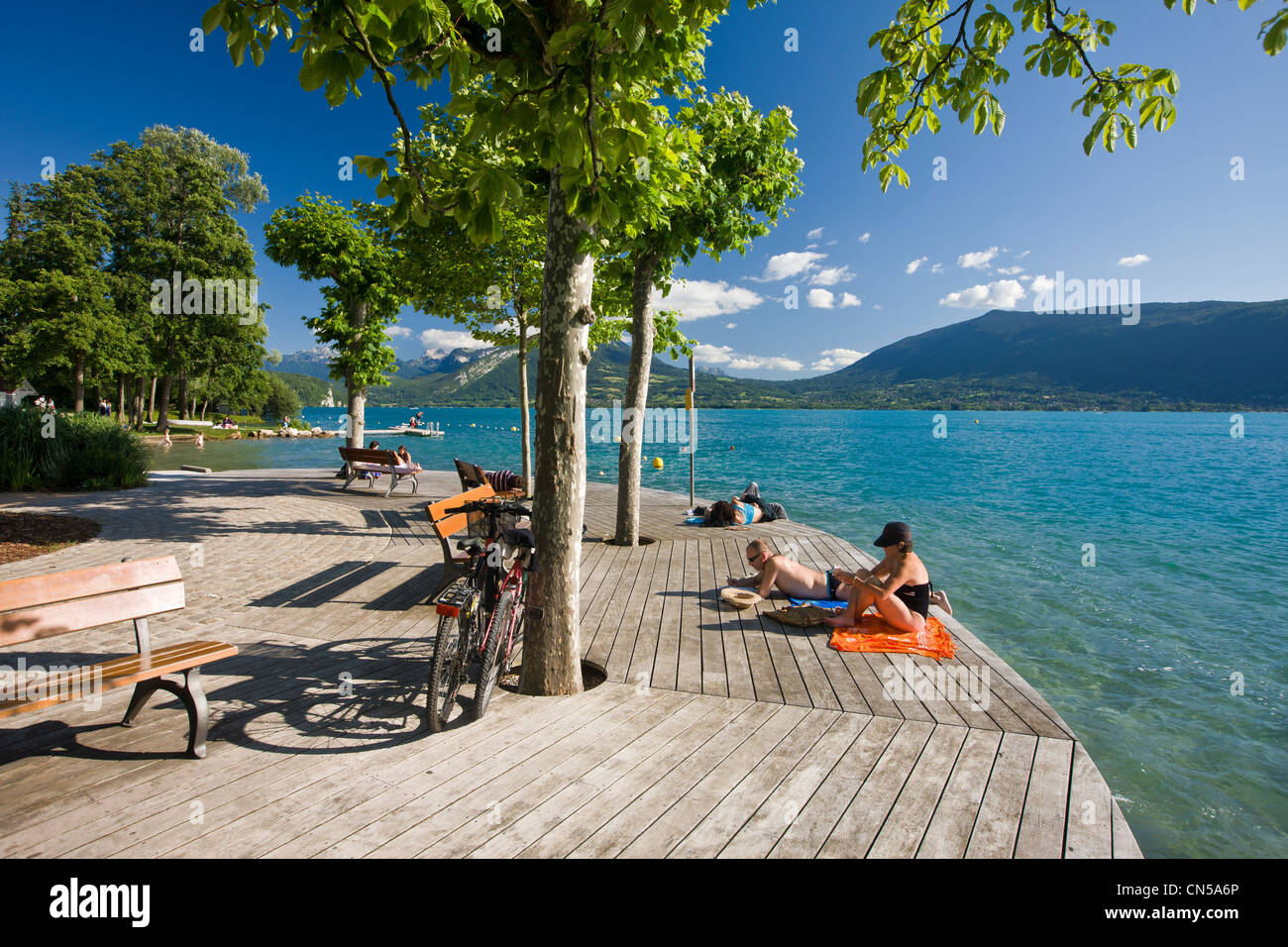 Frankreich, Haute Savoie, Veyrier du Lac, Kais und Strand am See von Annecy Stockfoto