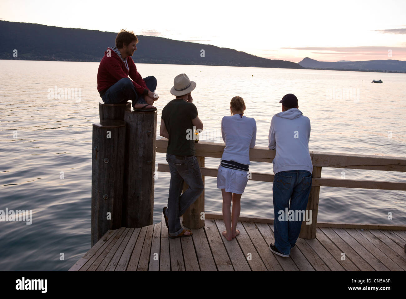 Annecy-See, Sonnenuntergang von der Steganlage der Marina, Menthon-Saint-Bernard, Haute Savoie, Frankreich Stockfoto