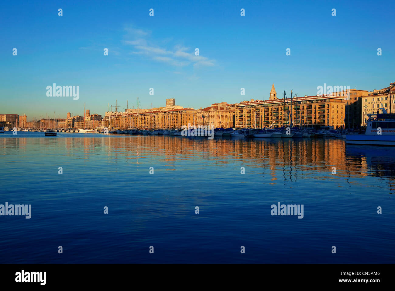 Frankreich, Bouches du Rhone, Marseille, 2. Arrondissement, Vieux Port, Quai du Port, Panier Bezirk und der Accoules-Glockenturm Stockfoto