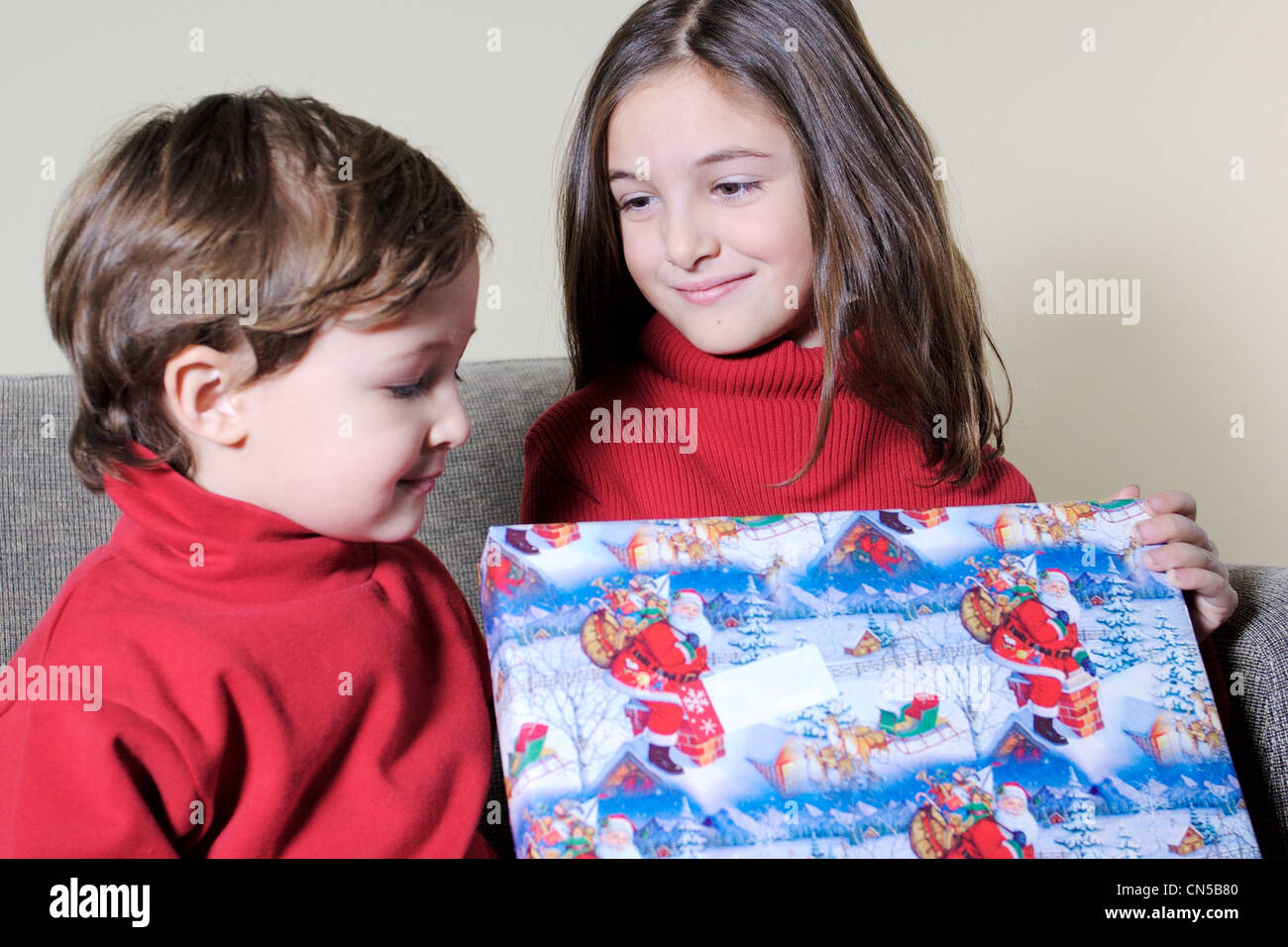 Bruder und Schwester Holding Weihnachtsgeschenk Stockfoto