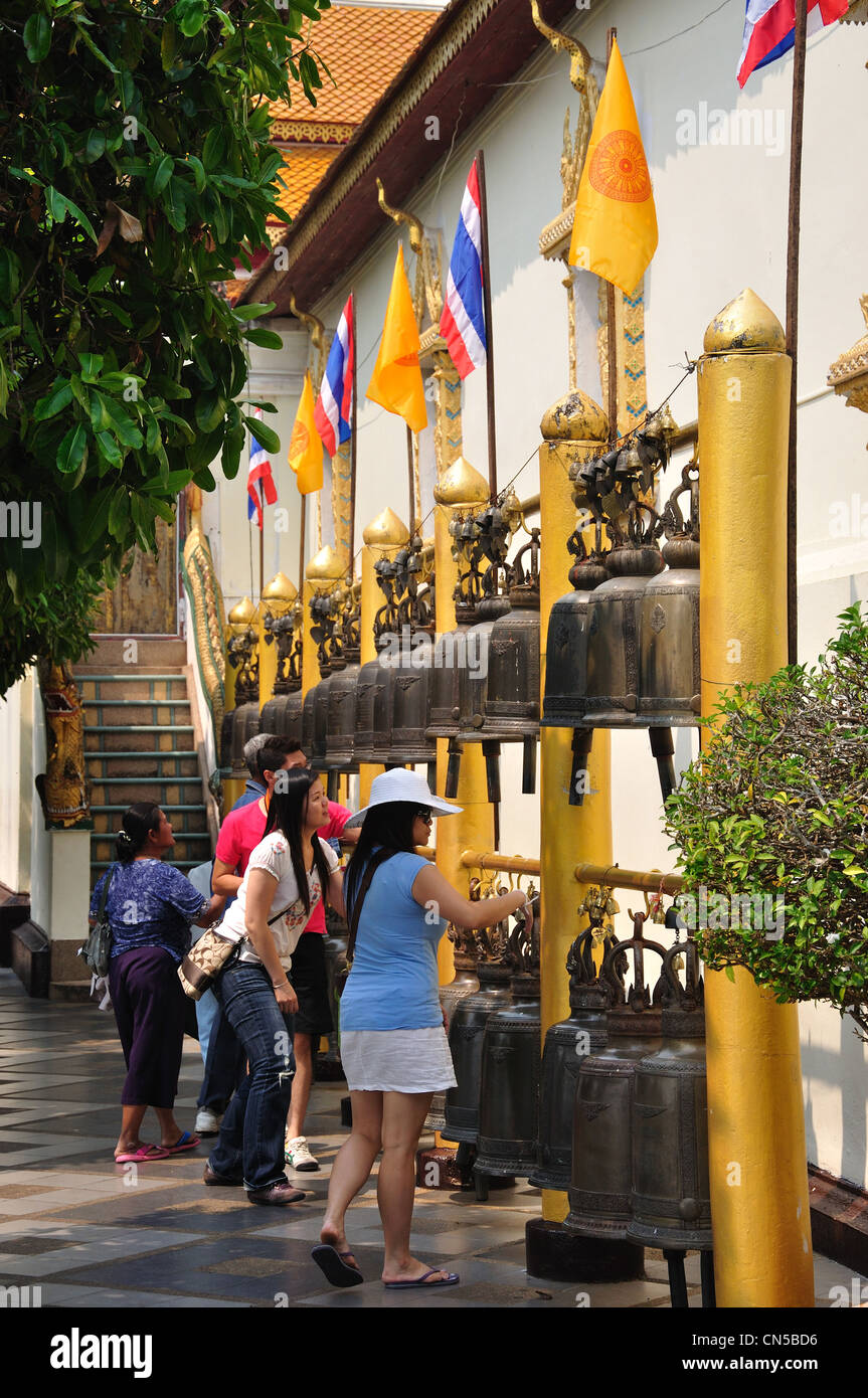 Linie von Kupfer Gongs im Wat Phrathat Doi Suthep buddhistischen Tempel Doi Suthep, Chiang Mai, Provinz Chiang Mai, Thailand Stockfoto