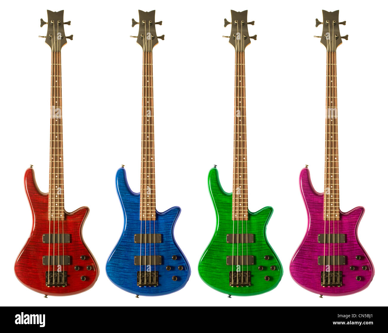 Mehrfarbige Bassgitarren vor weißem Hintergrund Stockfoto