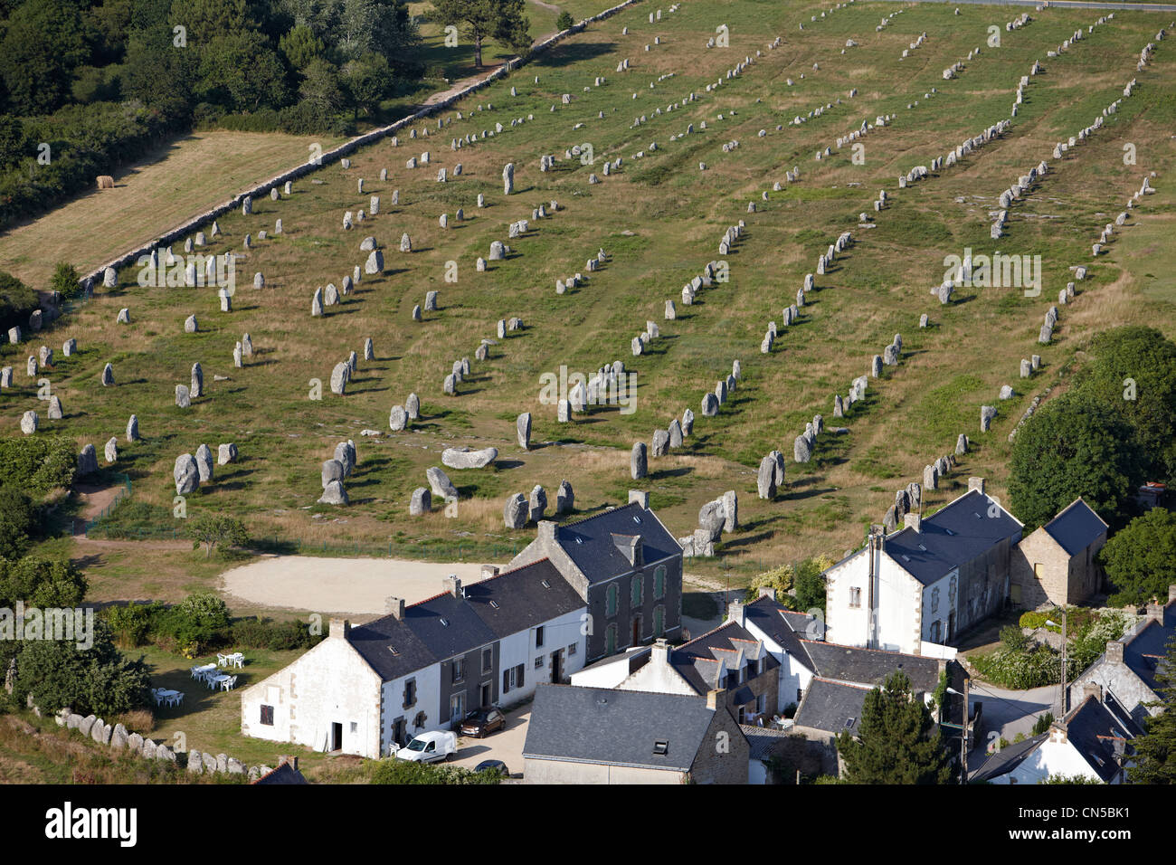 Frankreich, Morbihan, Carnac, Megalithen Ausrichtungen des Le Menec (Luftbild) Stockfoto