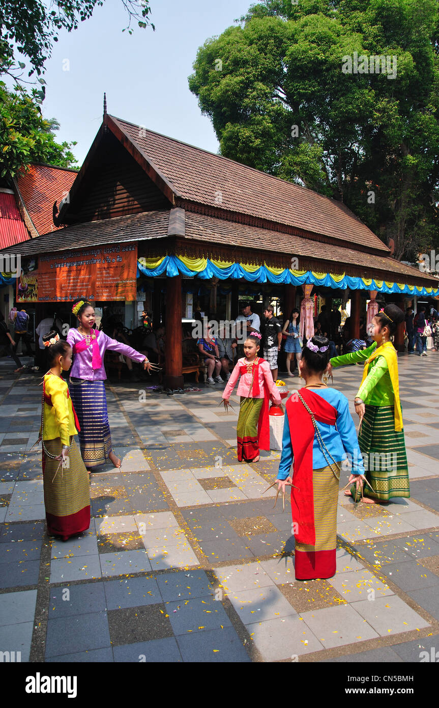 Traditionelle Thai Tänzer, Wat Phrathat Doi Suthep buddhistischen Tempel Doi Suthep, Chiang Mai, Provinz Chiang Mai, Thailand Stockfoto