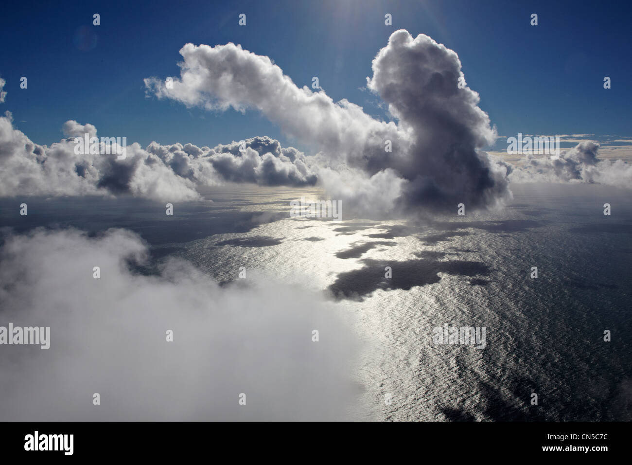Frankreich, Finistere, Wolken über dem Ozean (Luftbild) Stockfoto Frankreich, Finistere, Wolken über dem Ozean (Luftbild) Stockfoto