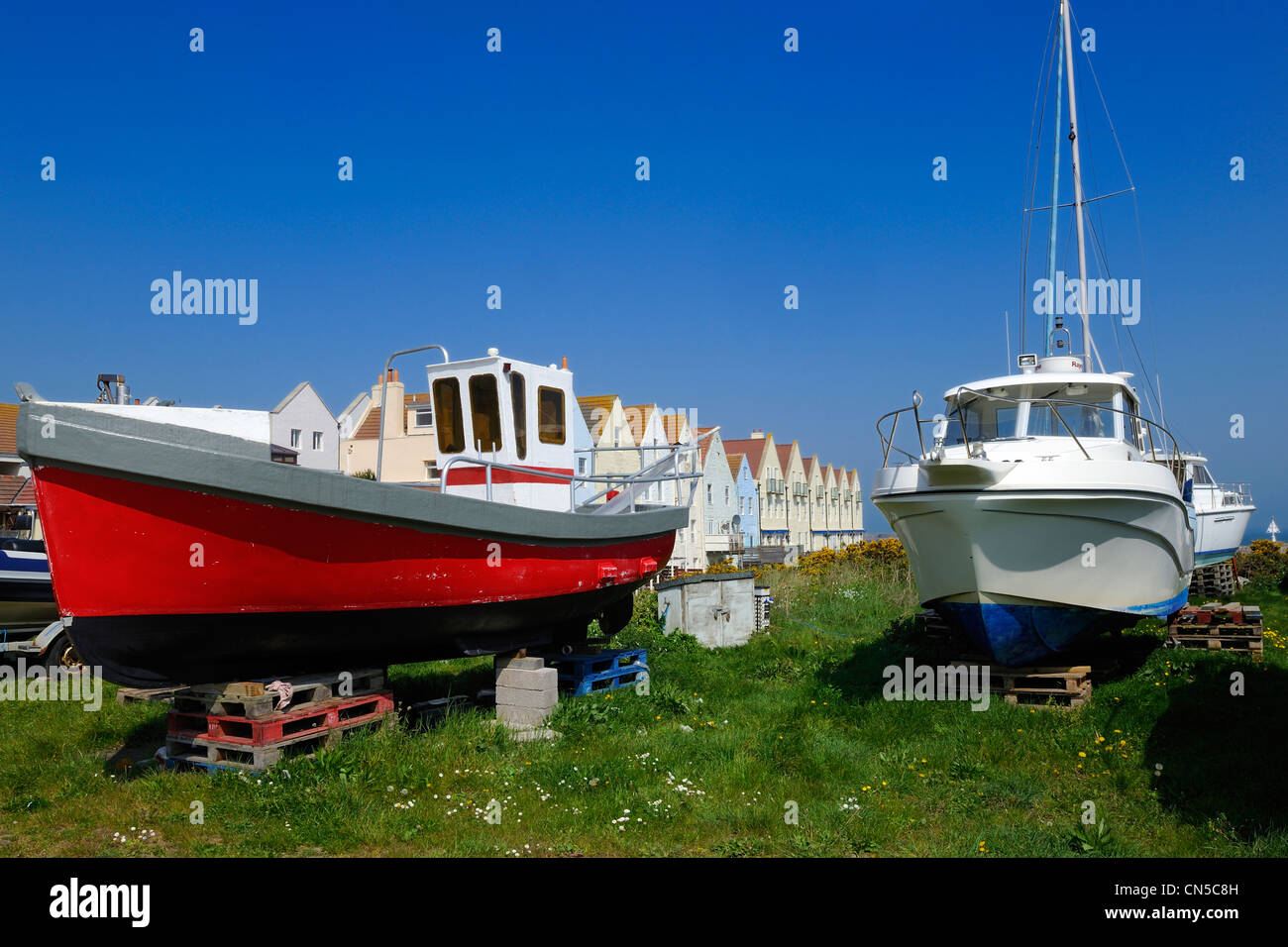 Vereinigtes Königreich, Kanalinseln, Alderney, Boot auf Trockendock mit im Hafen Stockfoto