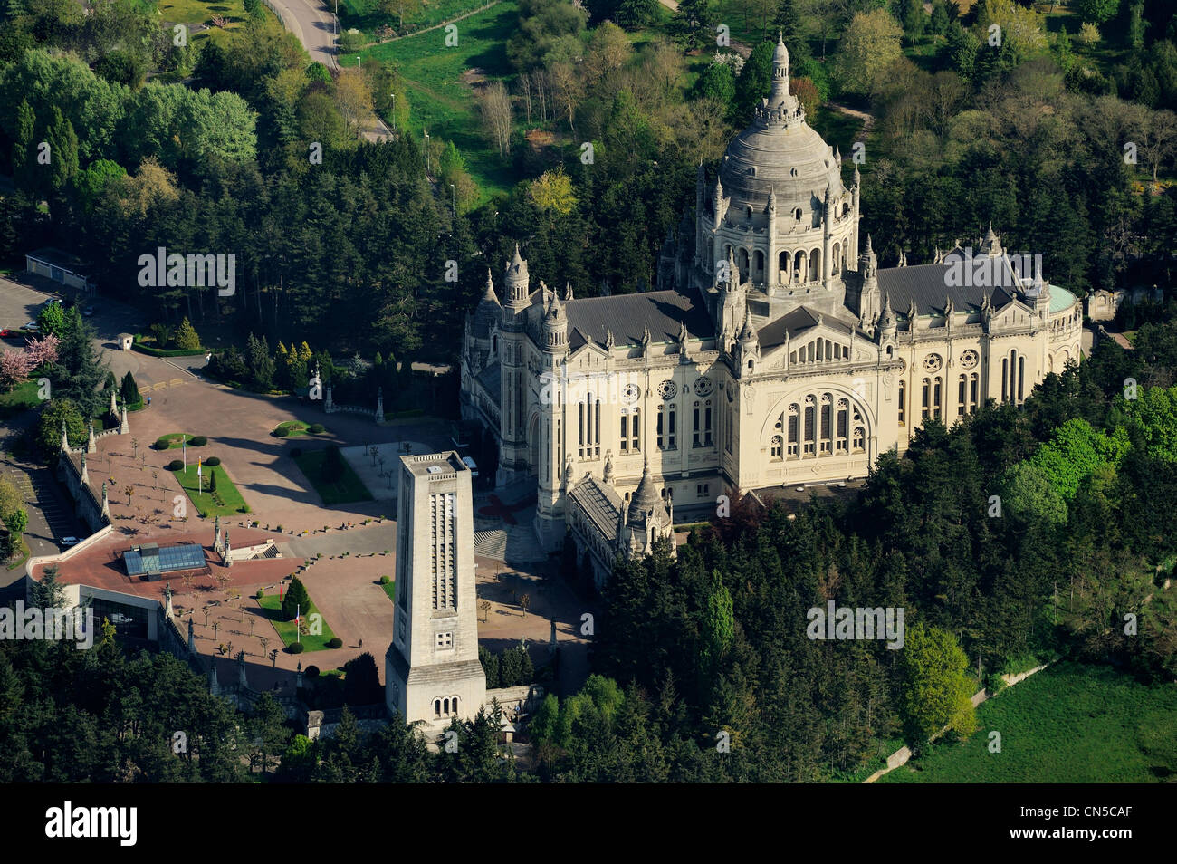 Frankreich, Calvados, Lisieux, St. Therese de Lisieux Basilika, eine der größten Kirchen im XX. Jahrhundert (Luftbild) Stockfoto