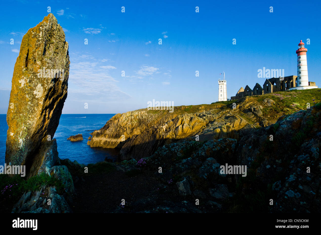 Frankreich, Finistere Plougonvelin, stoppen auf El Camino de Santiago, Pointe de Saint Mathieu, Leuchtturm und zerstörten Abtei Stockfoto