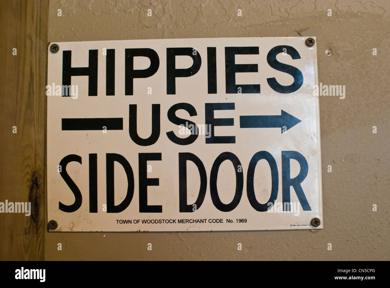 Suggestive Zeichen Stadtlage Armory Arts, einem historischen Gefängnis in südlichen Michigan. Stockfoto