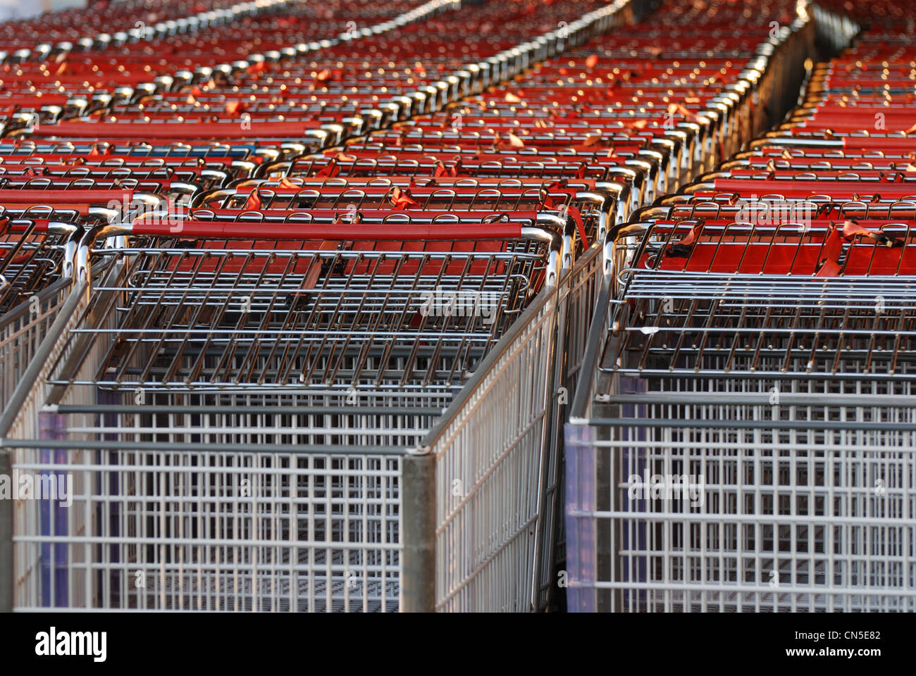 Warenkorb außerhalb mall Stockfoto