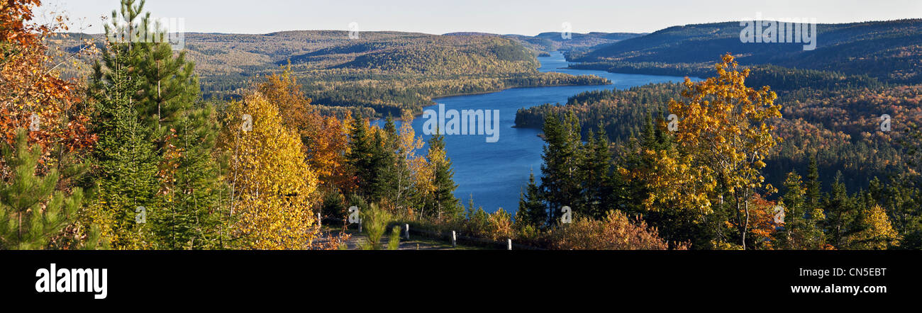 Kanada, Provinz Quebec, Mauricie National Park, die Farben des Indian Summer, der Passage Sicht und seinen Blick auf den See auf Stockfoto