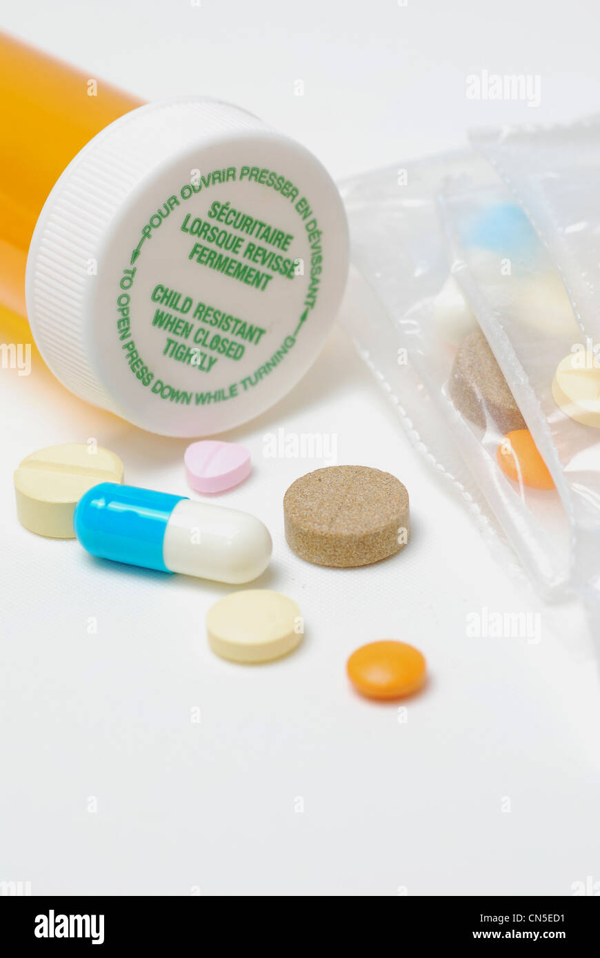 Viele Arten von Drogen mit Medizin-Flasche Stockfoto
