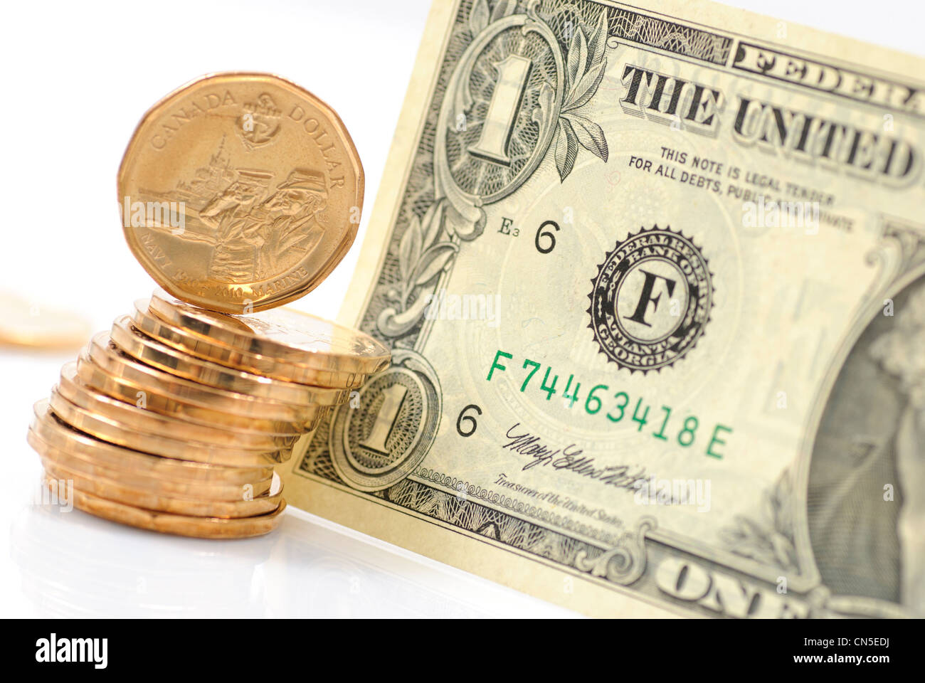 Ein Dollar unterscheiden sich zwischen den US-amerikanischen und kanadischen Geld Stockfoto