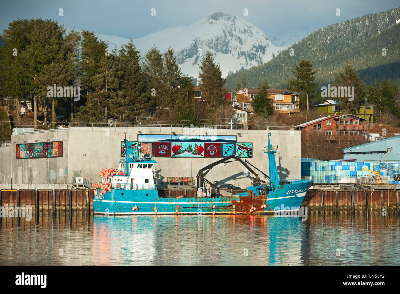 SAC Roe Heringsfischerei zart angedockt an Fischverarbeitungsfabrik in Sitka, Alaska, USA. Stockfoto