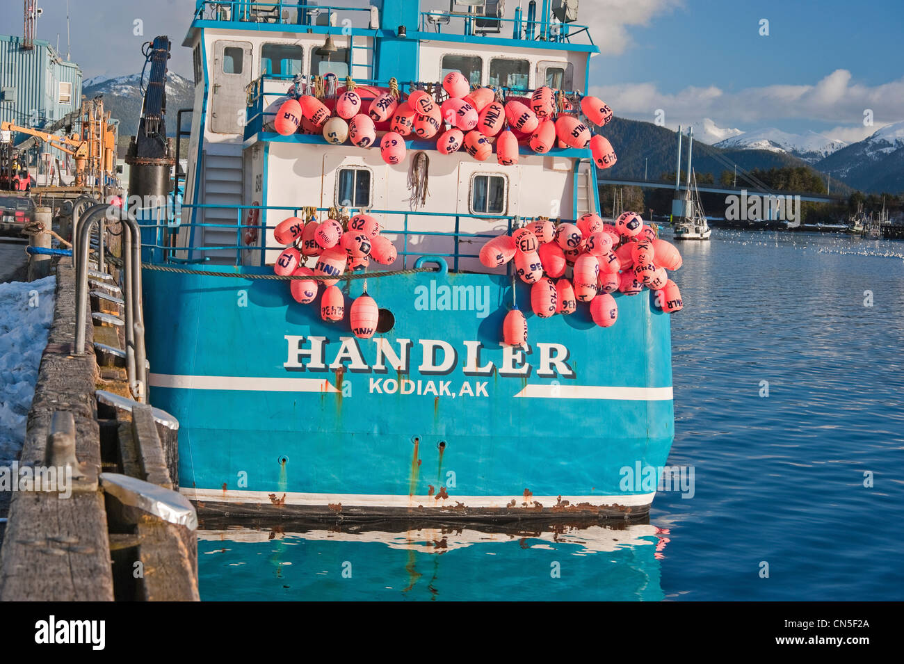 Bunten Festwagen hängenden Heck des Sac Roe Heringsfischerei zart in Sitka, Alaska angedockt. Stockfoto