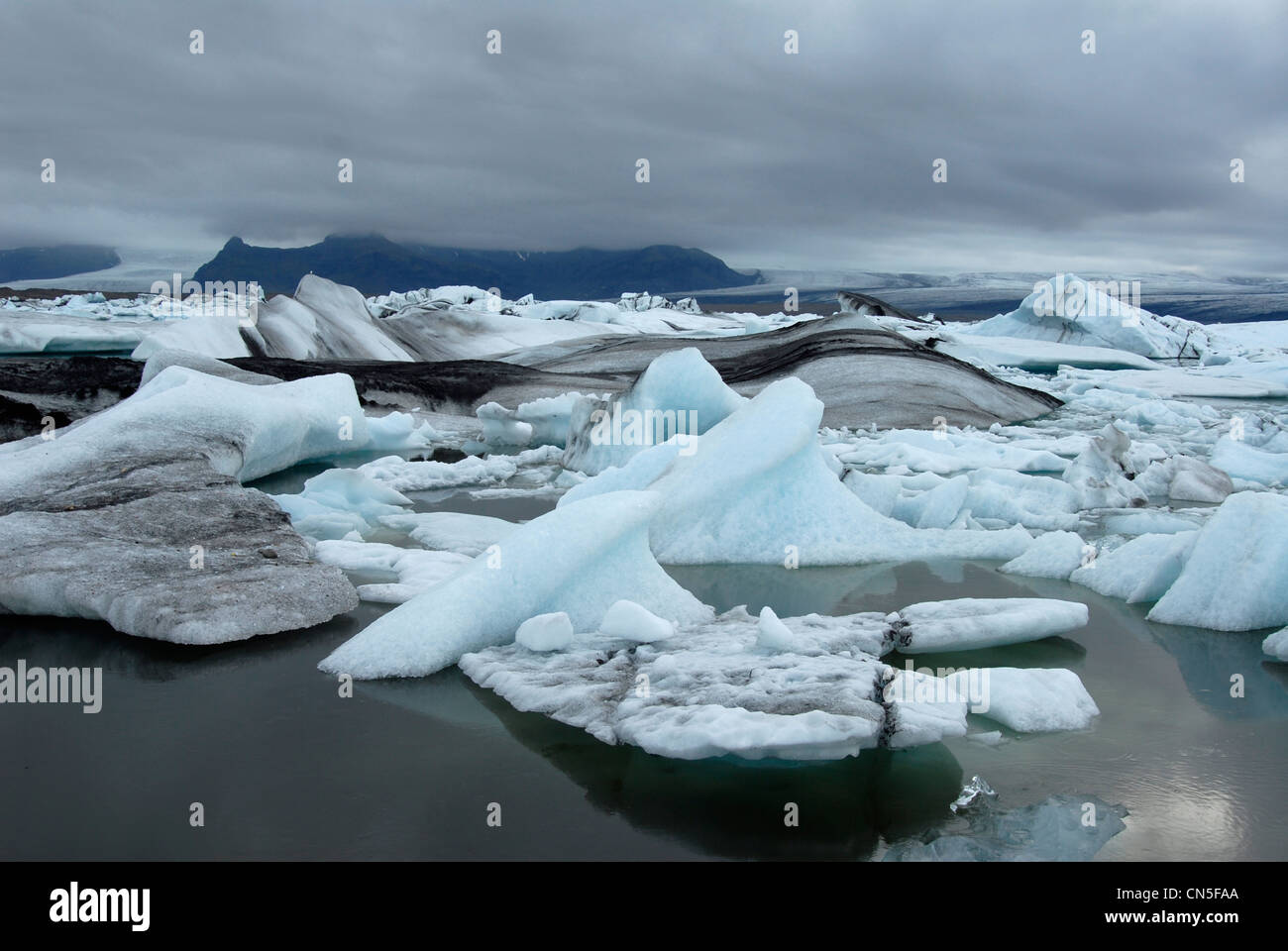 Island, Austurland Region Eisberge schwimmen im Jökulsárlón Glacial See und Gletscher Breidamerkurjokull im Hintergrund, Stockfoto