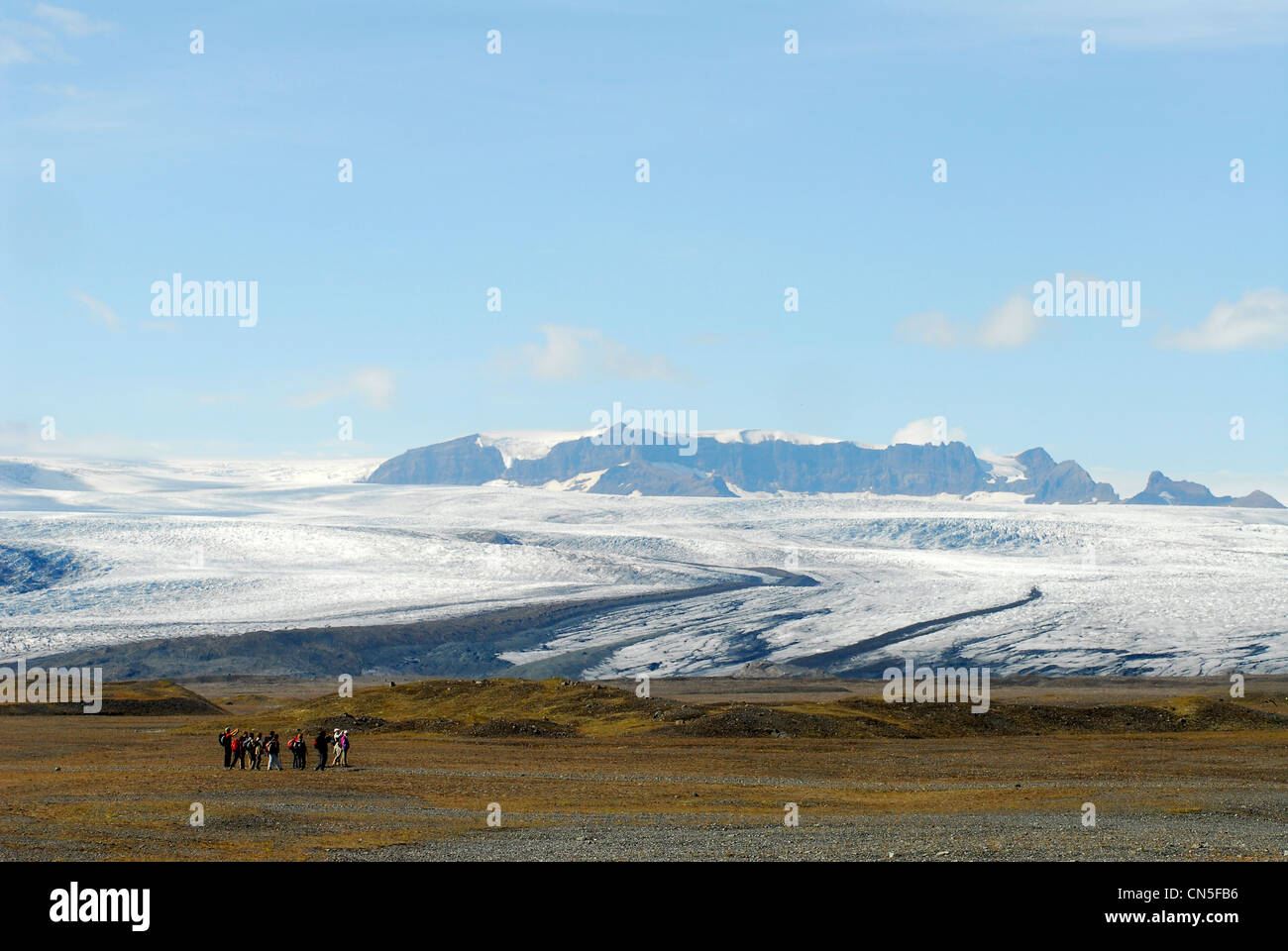 Island, Region Austurland, Wanderer der Vorderseite Gletscher Breidamerkurjokull im Hintergrund, ein Teil des Vatnajökull, der Stockfoto