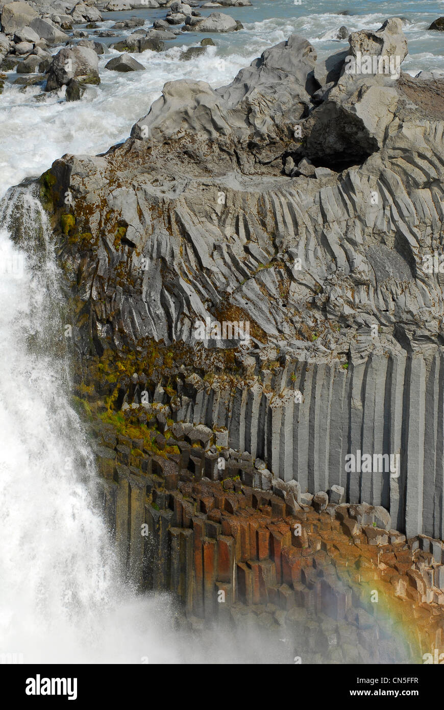 Island, hervorragende Eystra Region Basaltsäulen des Wasserfalls des Aldeyjarfoss Stockfoto
