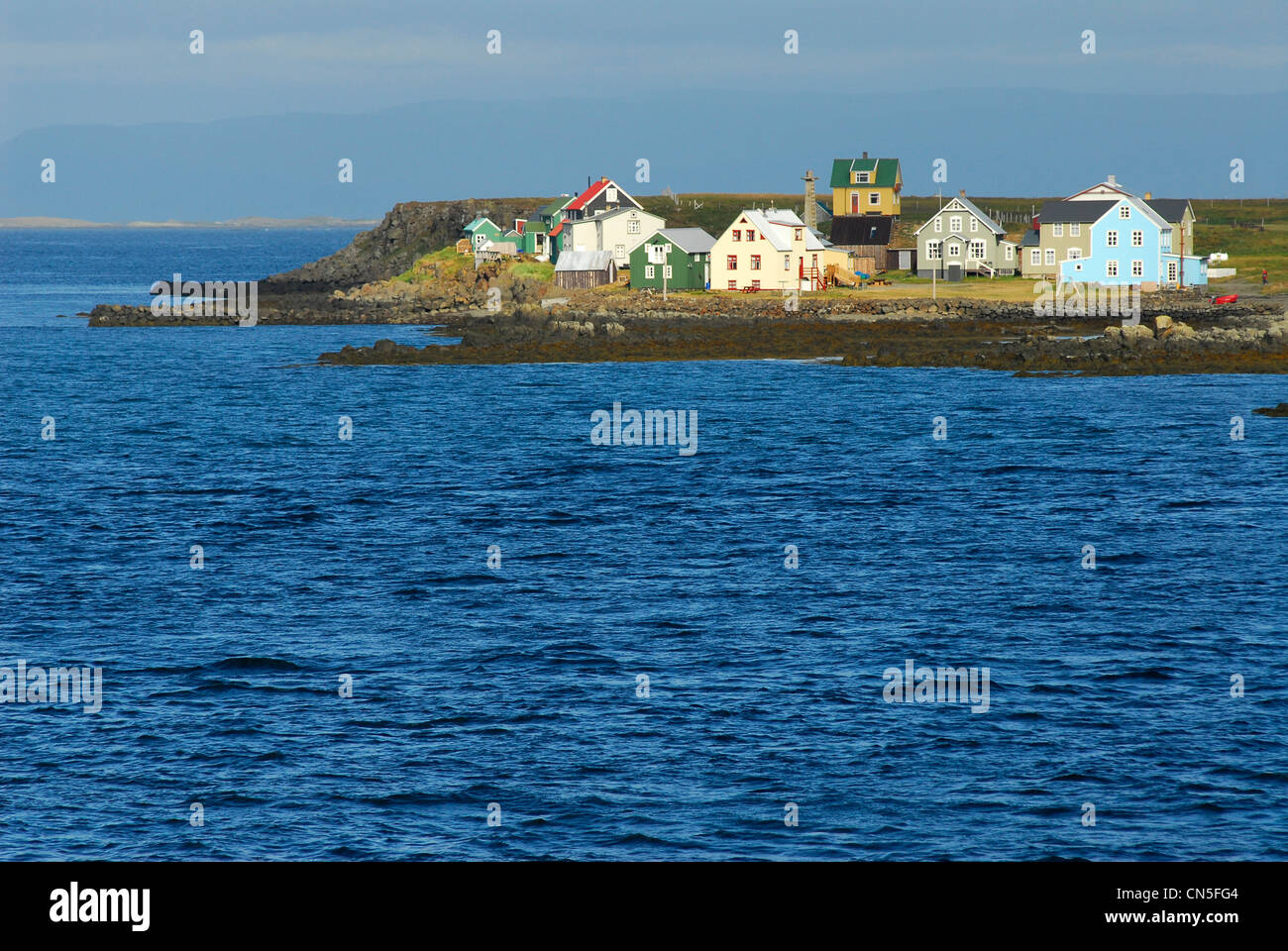 Islands Westfjorde, Vestfirðir Region, Breidafjördur Bay, farbige Häuser der Insel Flatey Stockfoto