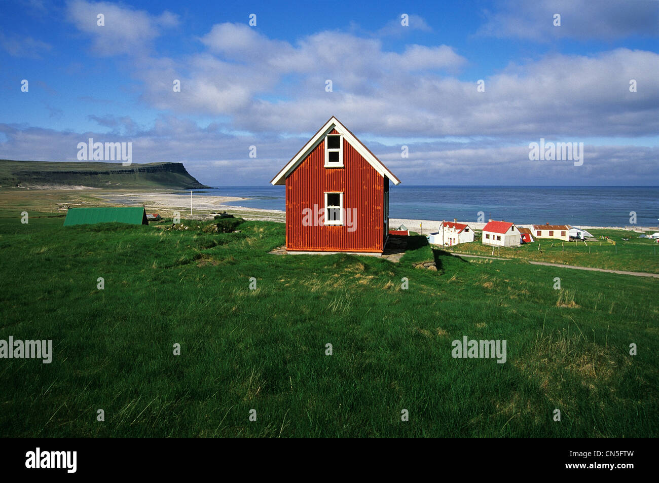 Islands Westfjorde, Vestfirðir Region, Breidafjördur Bay, Hvallatur Island, Rotes Haus im Blatt Stähle vor dem Strand Stockfoto