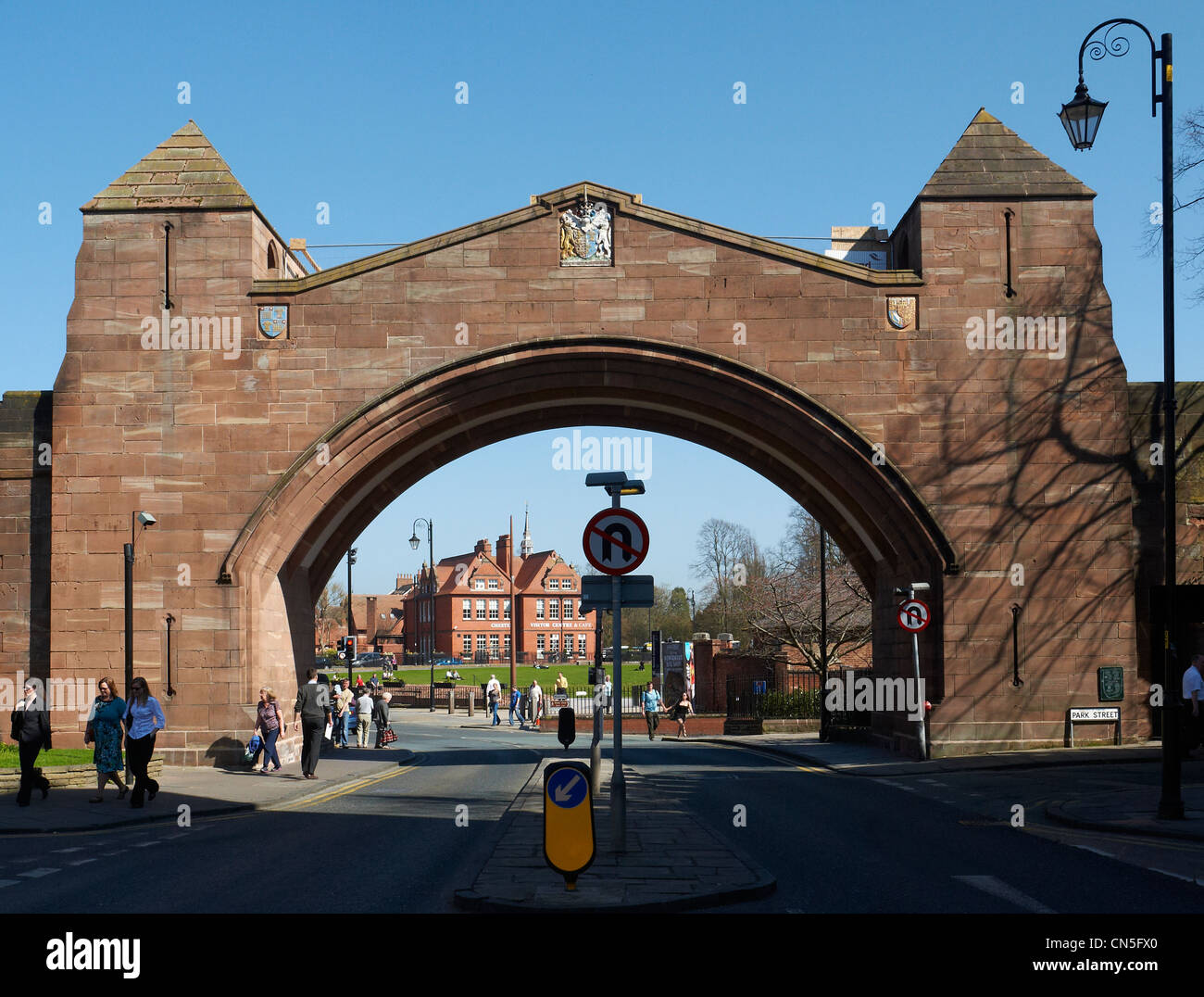 Newgate Bogen mit Chester Besucherzentrum in Chester Cheshire UK im Hintergrund Stockfoto