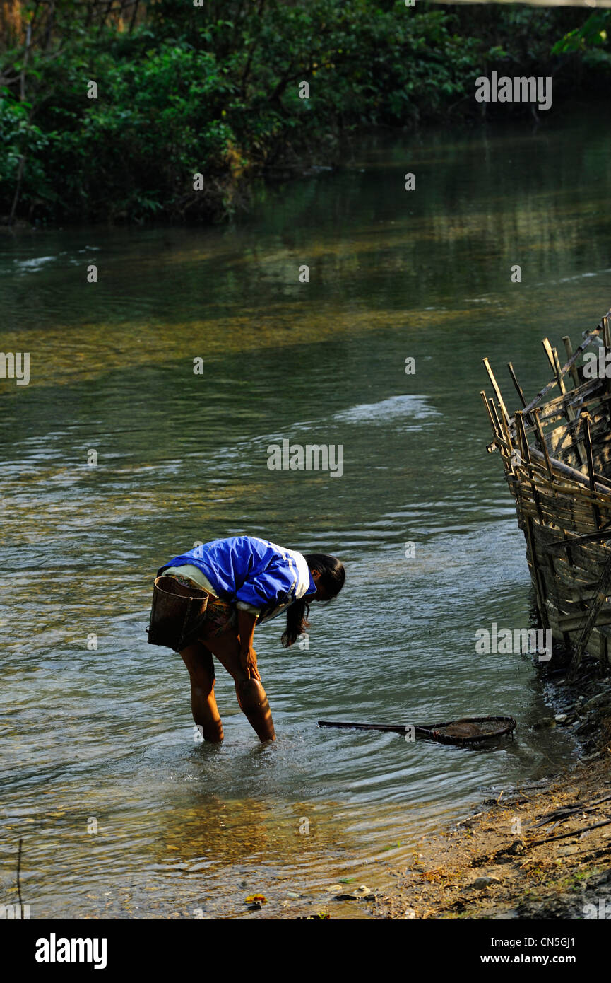 Vietnam, Ninh Binh Province, Cuc Phuong Nationalpark, Ban Hieu, Frau waschen im Fluss Stockfoto