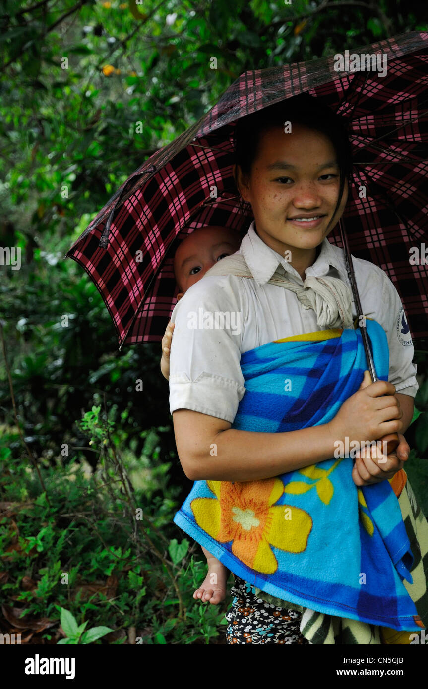 Vietnam, Ninh Binh Province, Cuc Phuong Nationalpark, Ban Hieu, Frau White Thai ethnischen Gruppe mit ihrem Sohn Stockfoto