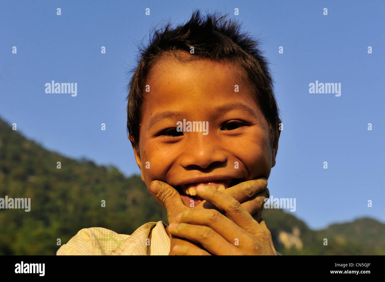 Vietnam, Ninh Binh Province, Cuc Phuong Nationalpark, Ban Hieu, Porträt von weißen Thai Kind Stockfoto