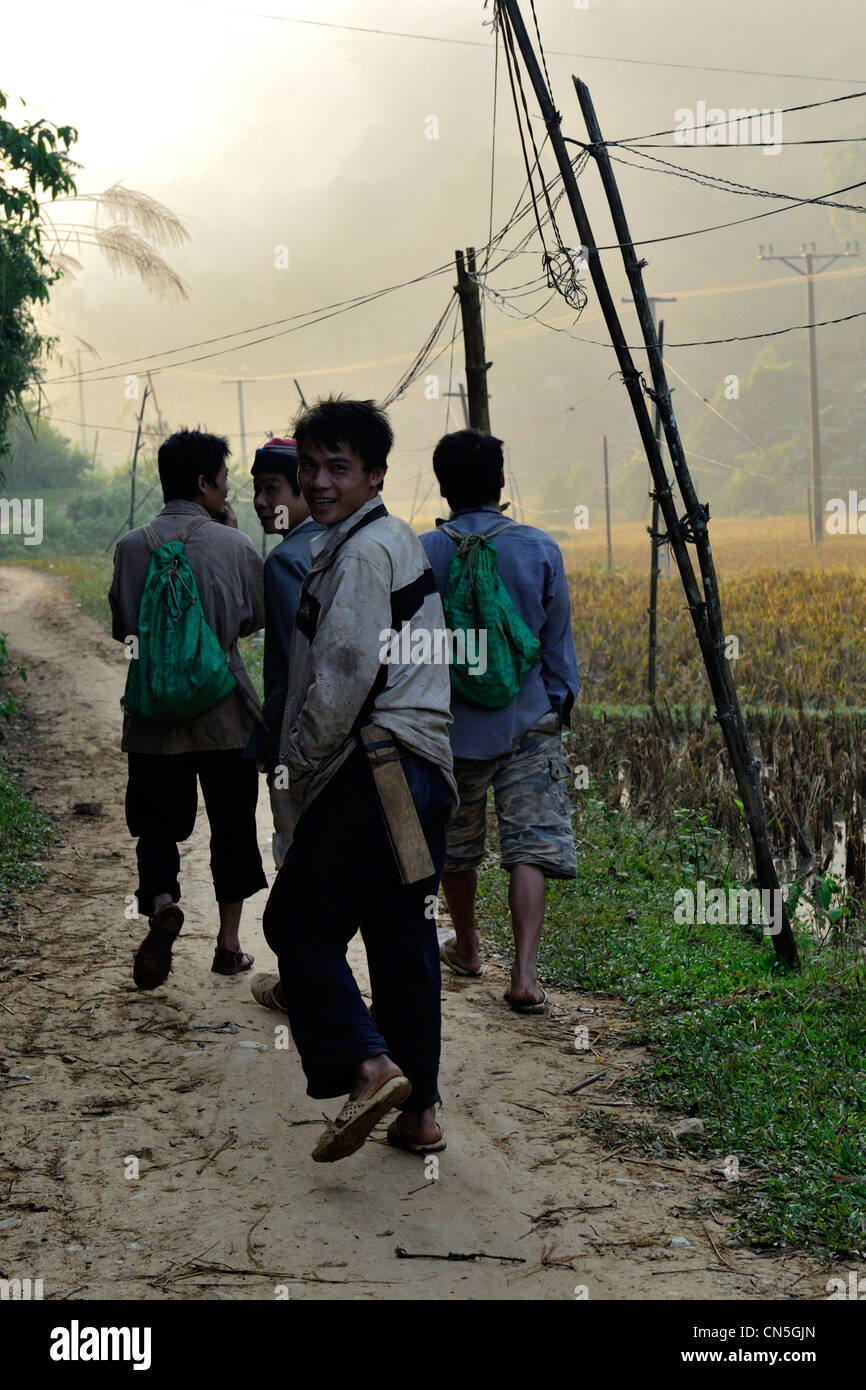 Vietnam, Ninh Binh Province, Cuc Phuong Nationalpark, Ban Hieu, Menschen gehen, um die Felder Stockfoto
