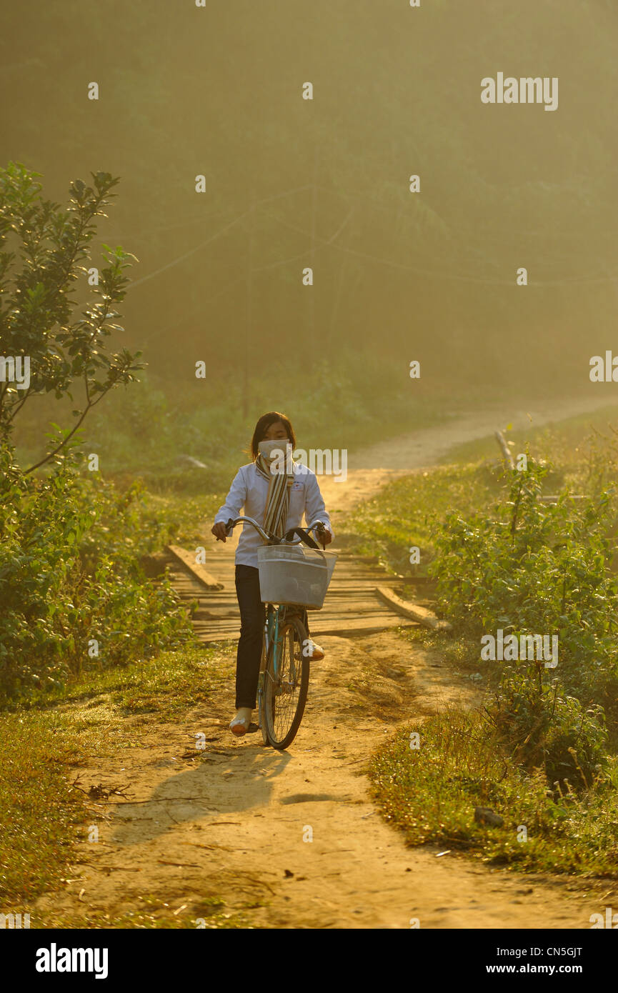 Vietnam, Ninh Binh Province, Cuc Phuong Nationalpark, Ban Hieu, junges Mädchen in Fahrrad Stockfoto