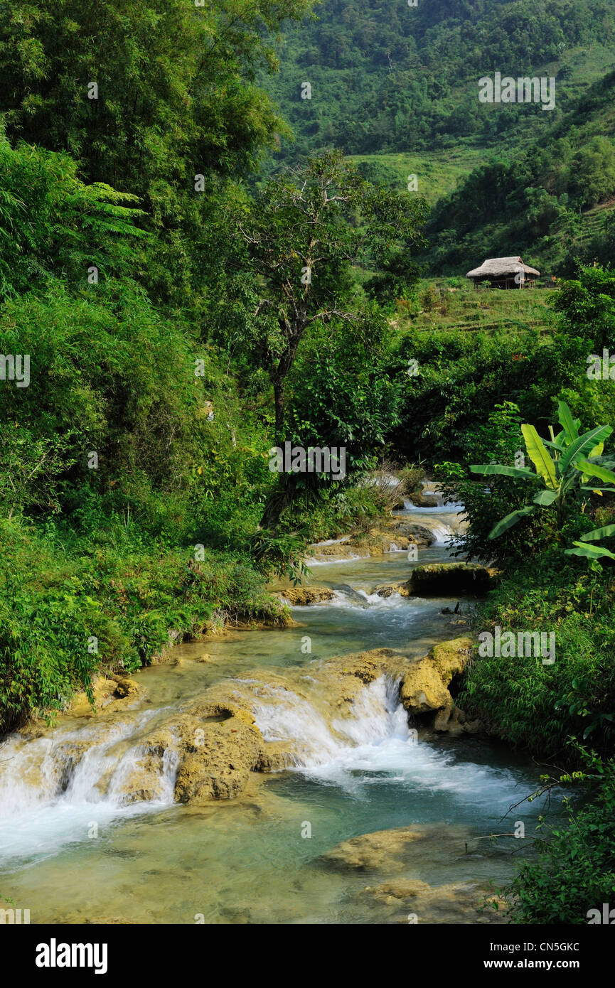 Vietnam, Ninh Binh Province, Cuc Phuong Nationalpark, Ban Hieu, Wasserfälle im Tal Stockfoto