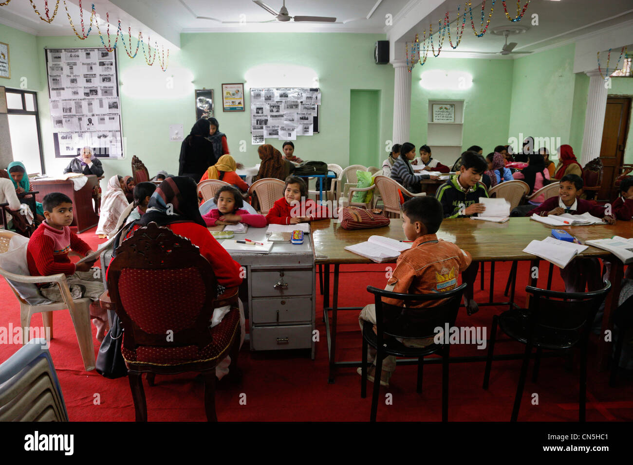Dehradun, Indien. Tasmia Academy, eine muslimische gemeinnützige Institution bietet Förderunterricht für Schülerinnen und Schüler. Stockfoto